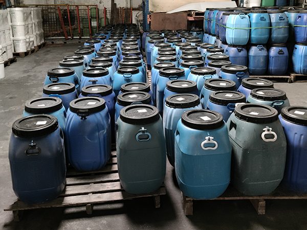 Bidones de aceite vegetal usado almacenados listos para recoger en Badajoz