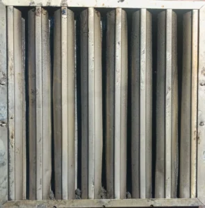 Filtro de campana extractora sucio con grasa acumulada