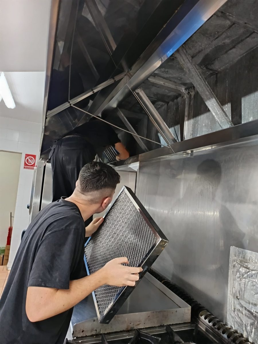 Técnico cambiando filtros de campana extractora en Badajoz