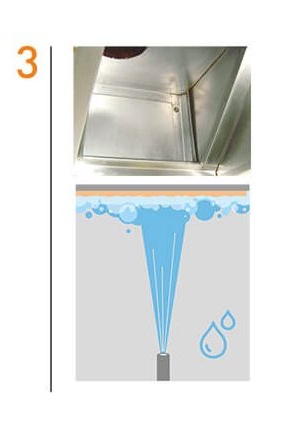 Aclarado con agua en la limpieza de campanas extractoras industriales en Badajoz